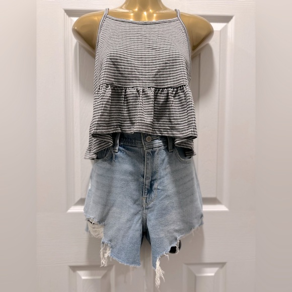 *bundle* Four cute summer tops. Size Medium. - Picture 2 of 16